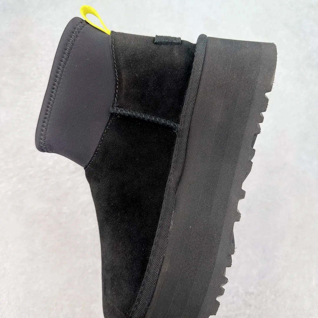 Pick up locally💰520 UGG 8170 classic autumn and winter sheepskin and fur integrated snow boots. Private order price and ingenious positioning. Direct supply from Sangpo eight-year-old factory. Reject high profits. Differentiate pig-killing version. Longfeng A-grade Australian imported sheepskin and fur integrated. Fully follow the ZP process. OEM original pattern maker. Adhere to no original shoes and no development options. Pay attention to every detail. The most authentic version on the market. TREADLITE "light wing" technology outsole. Lightweight/durable/flexible/pile-type suede upper, fine skin-friendly recycled polyester fiber piping, comfortable and easy to care for, good warmth retention, UGG plush™ lining and insole, soft and skin-friendly, comfortable and warm, classic shoe shape with lightweight thick sole, stable and fashionable for autumn and winter street style, Treadlite by UGG light wing outsole, light cushioning, reducing the burden on your feet, comfortable and lightweight, helping you to play easily all day long. Size: 35 36 37 38 39 40 41 Coding: by3936000